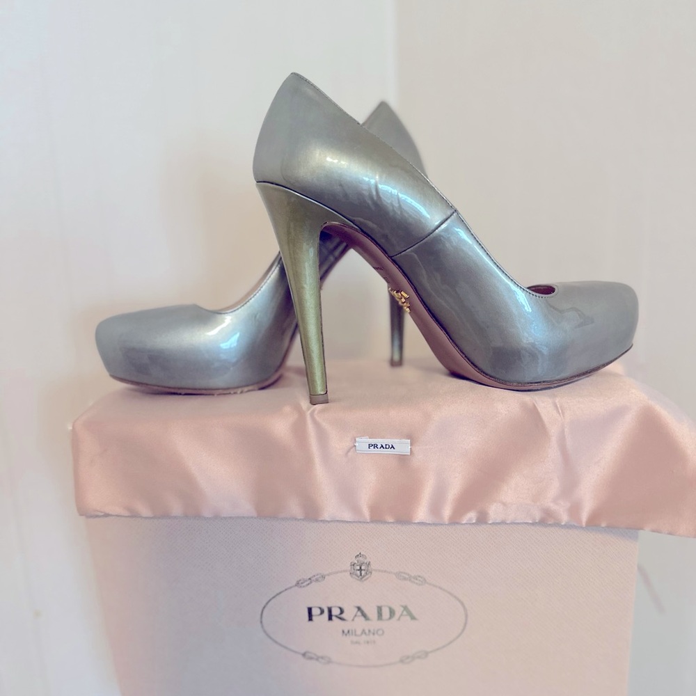 💃 $800 Prada Patent Leather Grey Pearl Platform Pumps Luxurious & Chic | Sz 37 - Picture 10 of 11